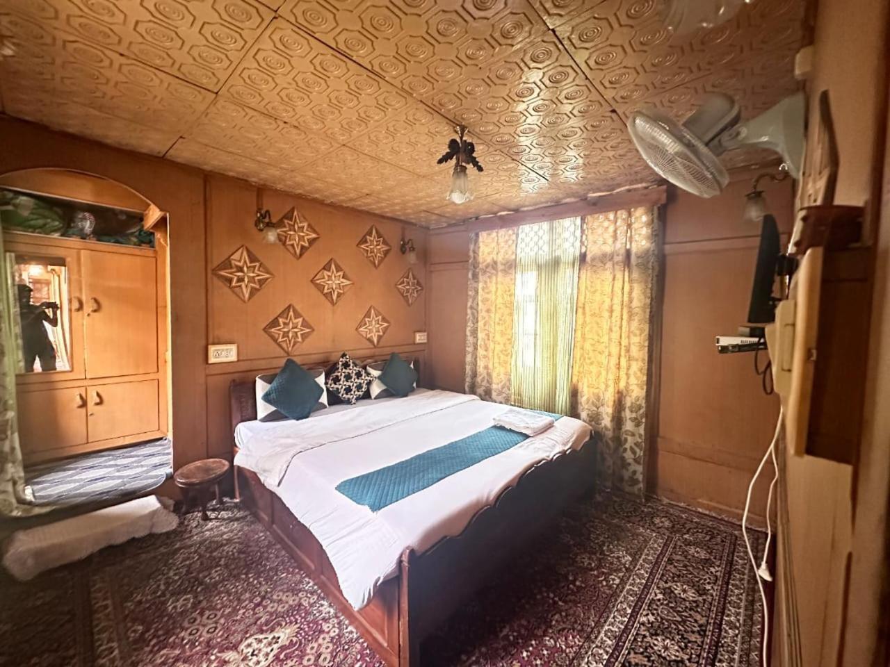The Quebec Houseboats Hotel Srinagar  Exterior photo