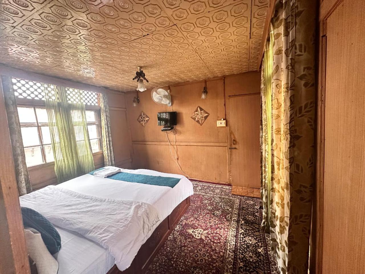 The Quebec Houseboats Hotel Srinagar  Exterior photo