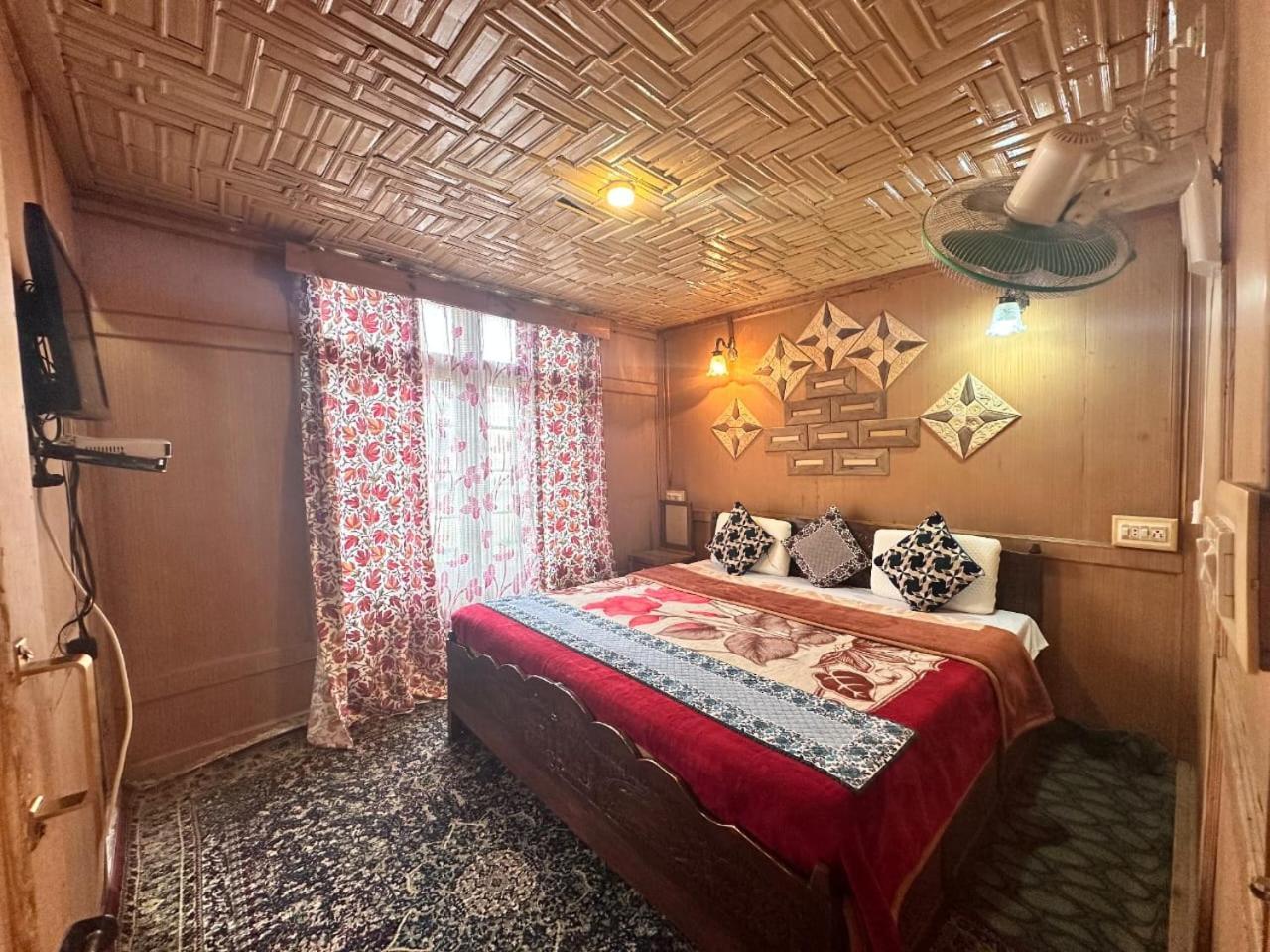 The Quebec Houseboats Hotel Srinagar  Exterior photo