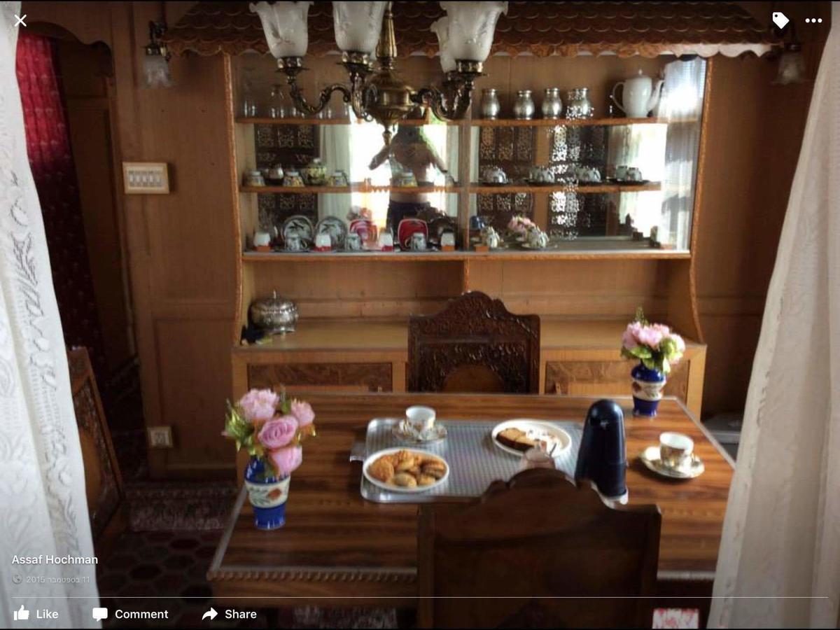The Quebec Houseboats Hotel Srinagar  Exterior photo